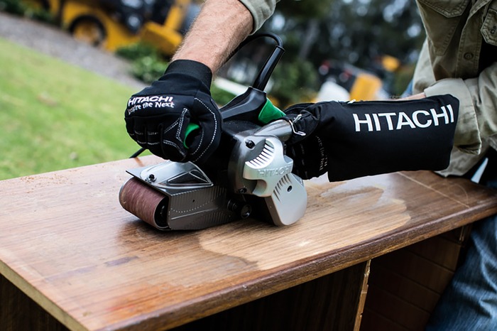 Levigatrice a nastro Hitachi SB8V2. Ufficio stampa